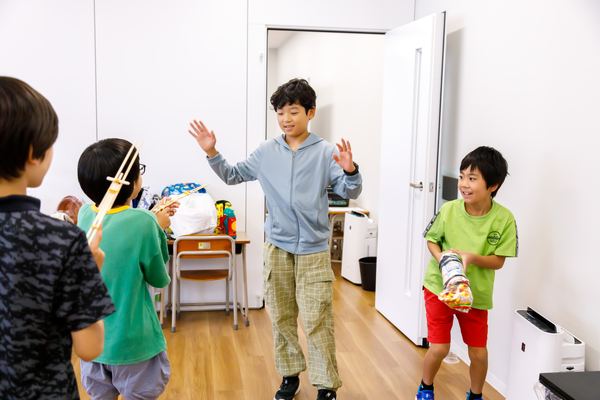 室内で遊ぶ子どもたち