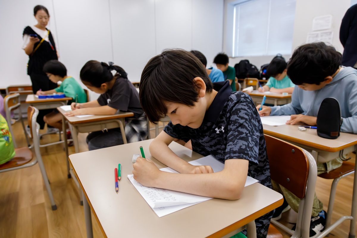 教室で集中する子どもたち