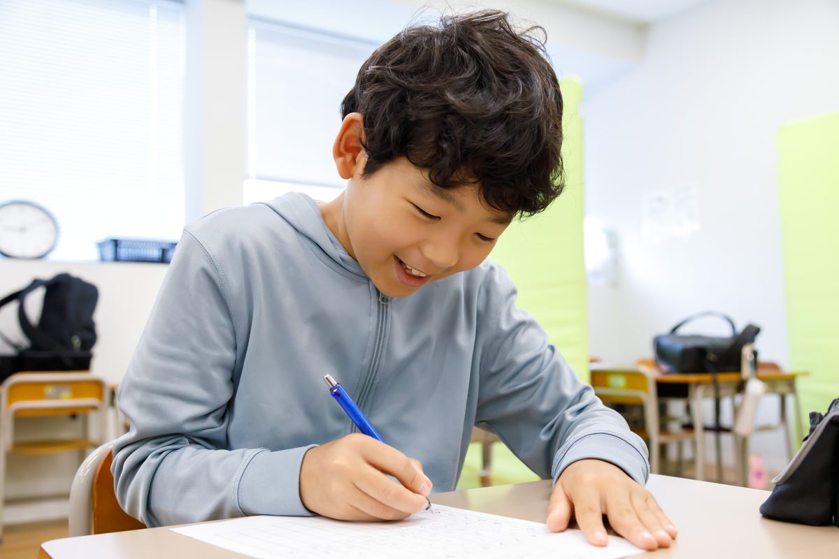 勉強に集中する子ども