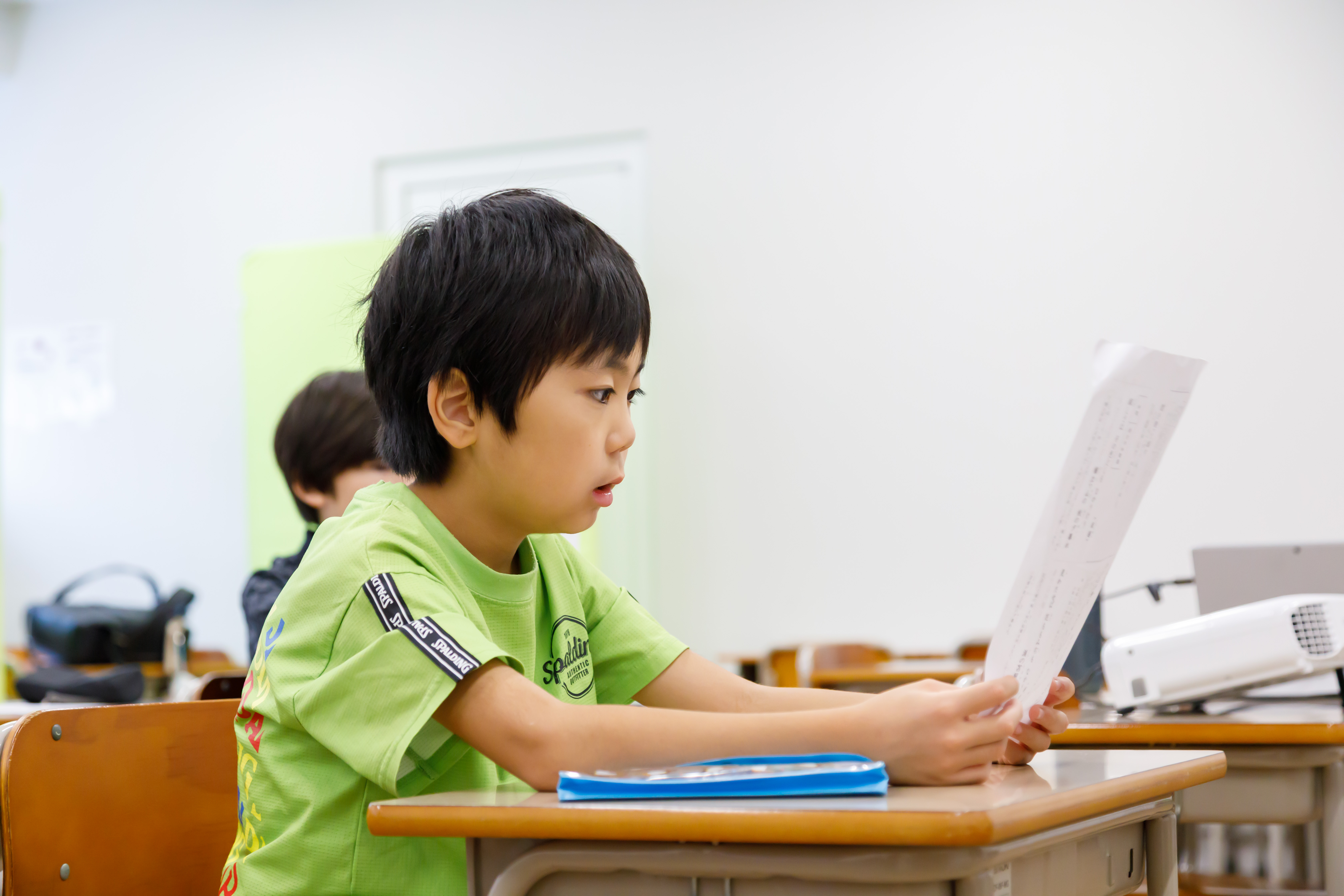 ガッツポーズの子ども